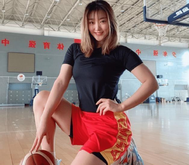 八一女篮球员,"中国女篮詹姆斯"李梦是什么级别?工资待遇怎样